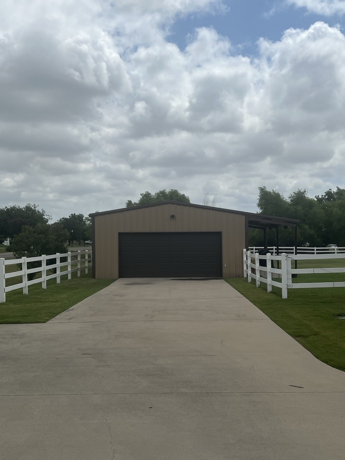 Custom steel garage and barndominium in North Texas